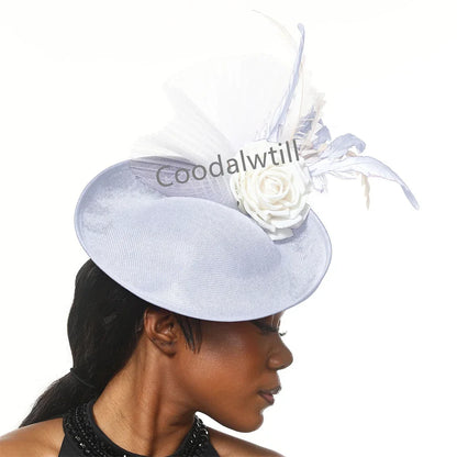 Stylish feathered fascinator for women, embodying a blend of luxury and elegance for cocktail parties and races.