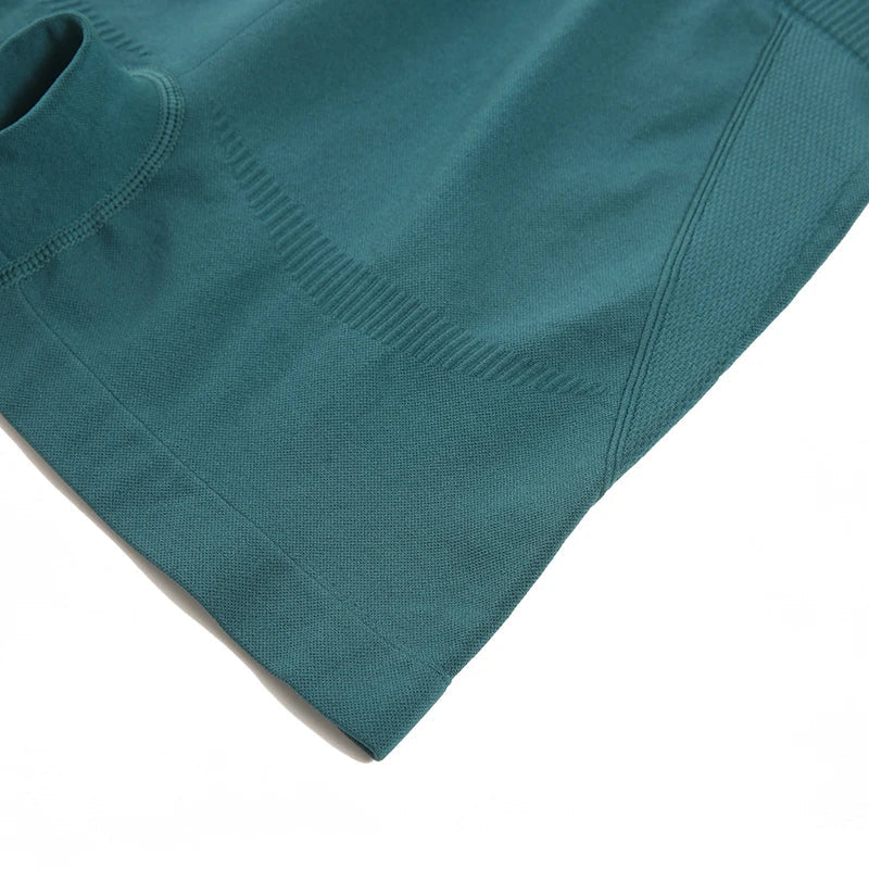 Fashionable WAREBALL seamless yoga set in sleek grey, includes a fitted sports bra and leggings, tailored for stylish and functional workouts.