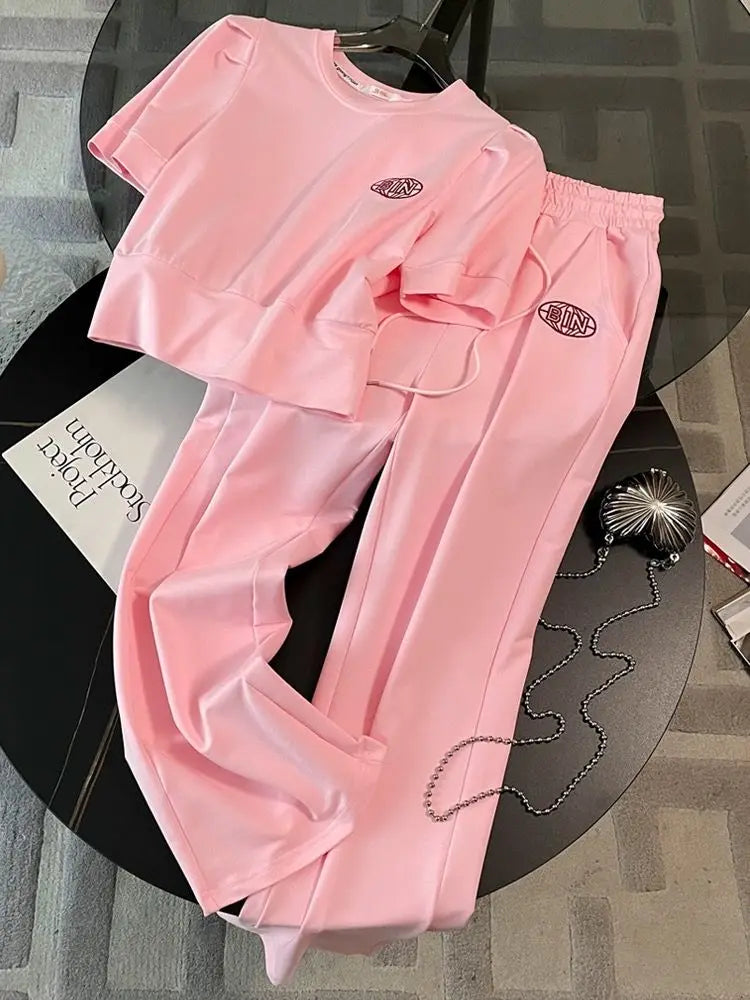 Fashionable outfit ensemble of the women's leisure summer sports set, illustrating the perfect blend of comfort and elegance for active lifestyles.