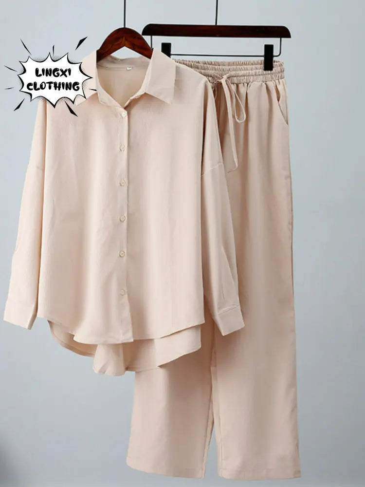 Detail of the pleated design and polo-neck collar of the luxury women's shirt, exemplifying tasteful fashion for middle-aged women in spring and summer.