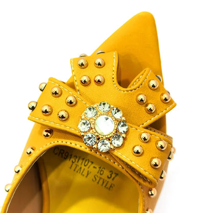 Complete your look with this fashionable women's shoe and bag set, showcasing a trendy rivet pattern for a luxurious appearance.