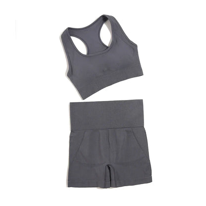 Stylish WAREBALL seamless yoga set displayed in grey, showcasing its luxurious fabric and contemporary design for the fashionable woman.