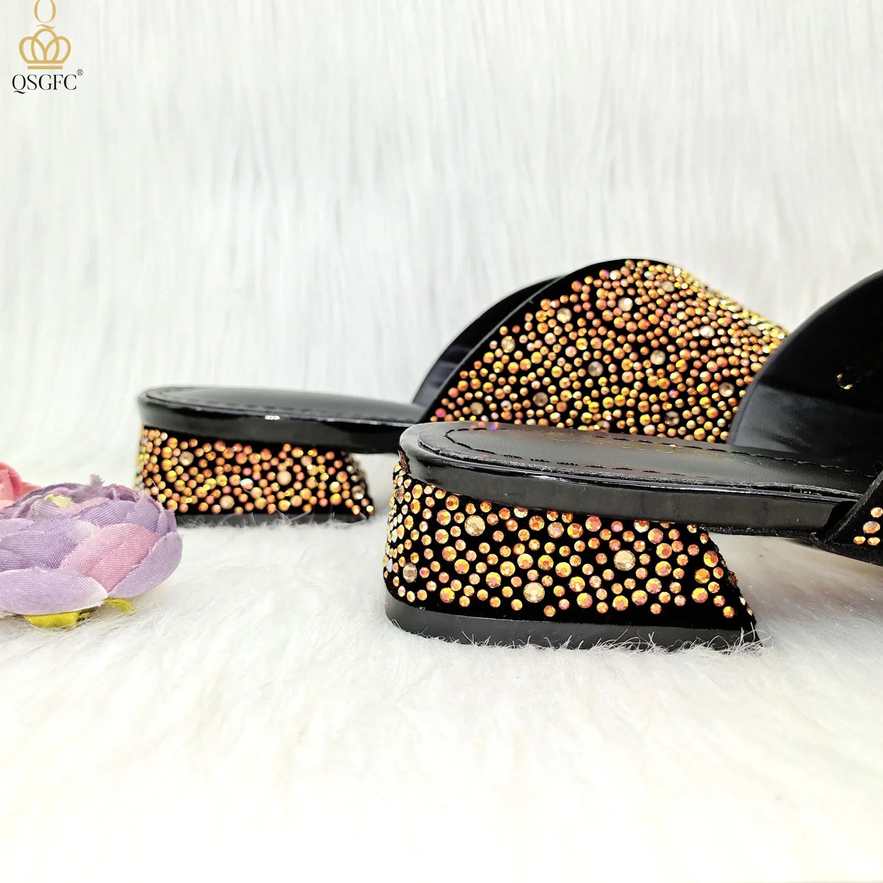 Luxurious QSGFC pumps with gold patent leather and geometric patterns, designed for fashionable women in sizes 38 to 43.