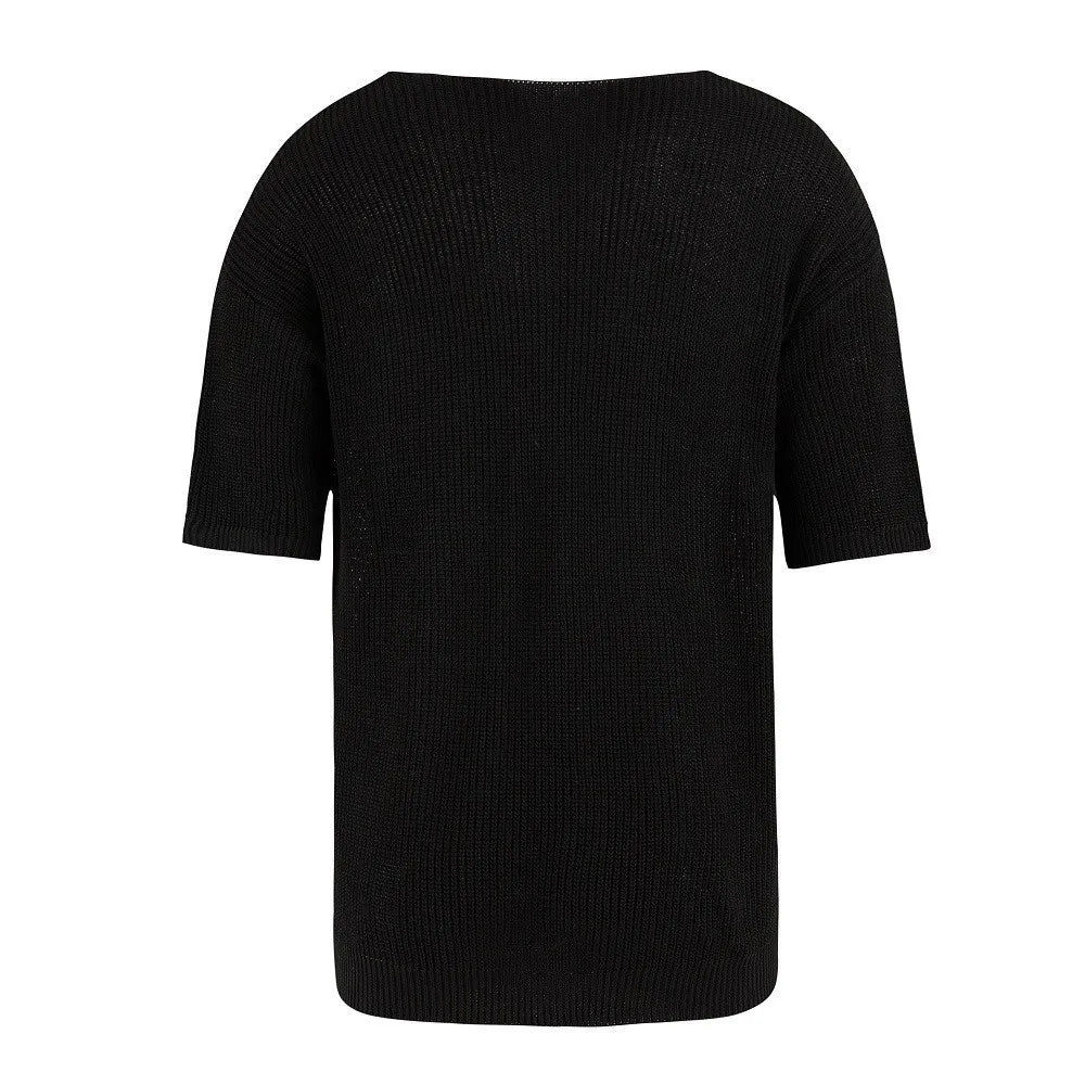 Elegant men's V-neck knit tees that combine a relaxed fit with contemporary fashion, suitable for leisure and outings.