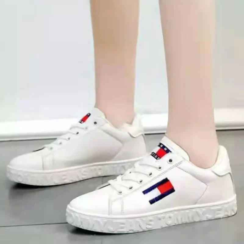 Elegant women’s Chelsea cowboy knee-high boots with mid heels, featuring a stylish zipper closure and a punk fashion design, perfect for fashionable spring and autumn looks.