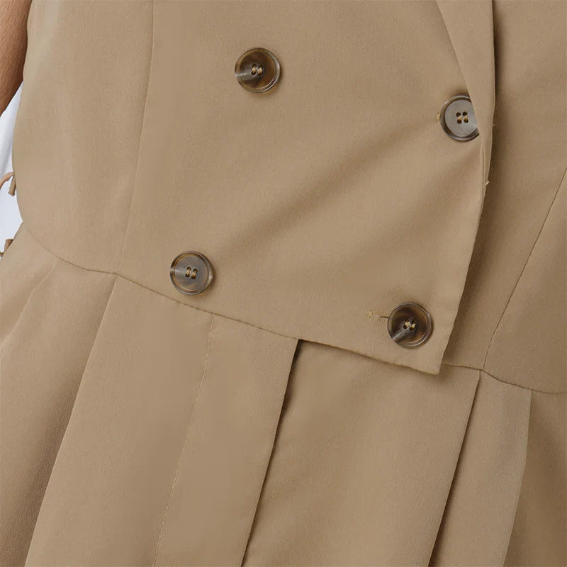 Fashionable detail of the button decoration on the VONDA women's jumpsuit, highlighting its luxurious design elements that enhance elegance.