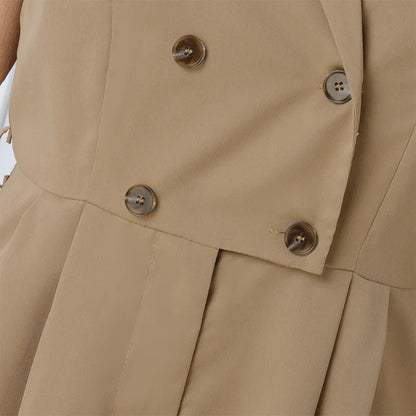 Fashionable detail of the button decoration on the VONDA women's jumpsuit, highlighting its luxurious design elements that enhance elegance.