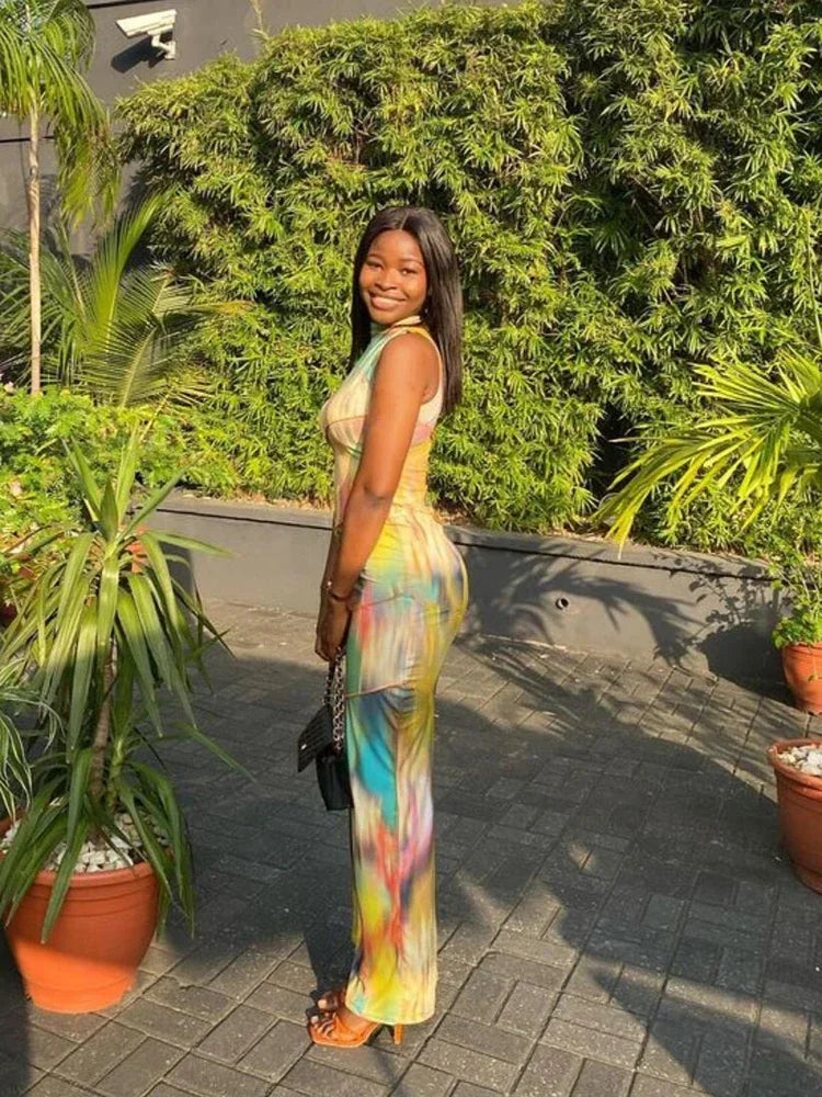 Trendy and refined sleeveless maxi dress for women in stunning tie-dye, suitable for fashionable outings and events.