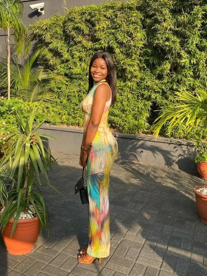 Trendy and refined sleeveless maxi dress for women in stunning tie-dye, suitable for fashionable outings and events.