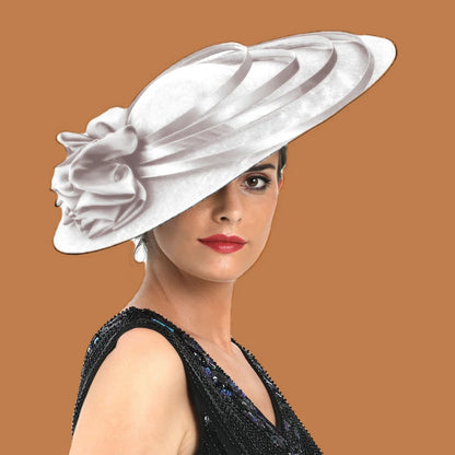 Stylish sinamay fascinator in a refined colour palette, ideal for Derbies and church functions, radiating elegance and charm.