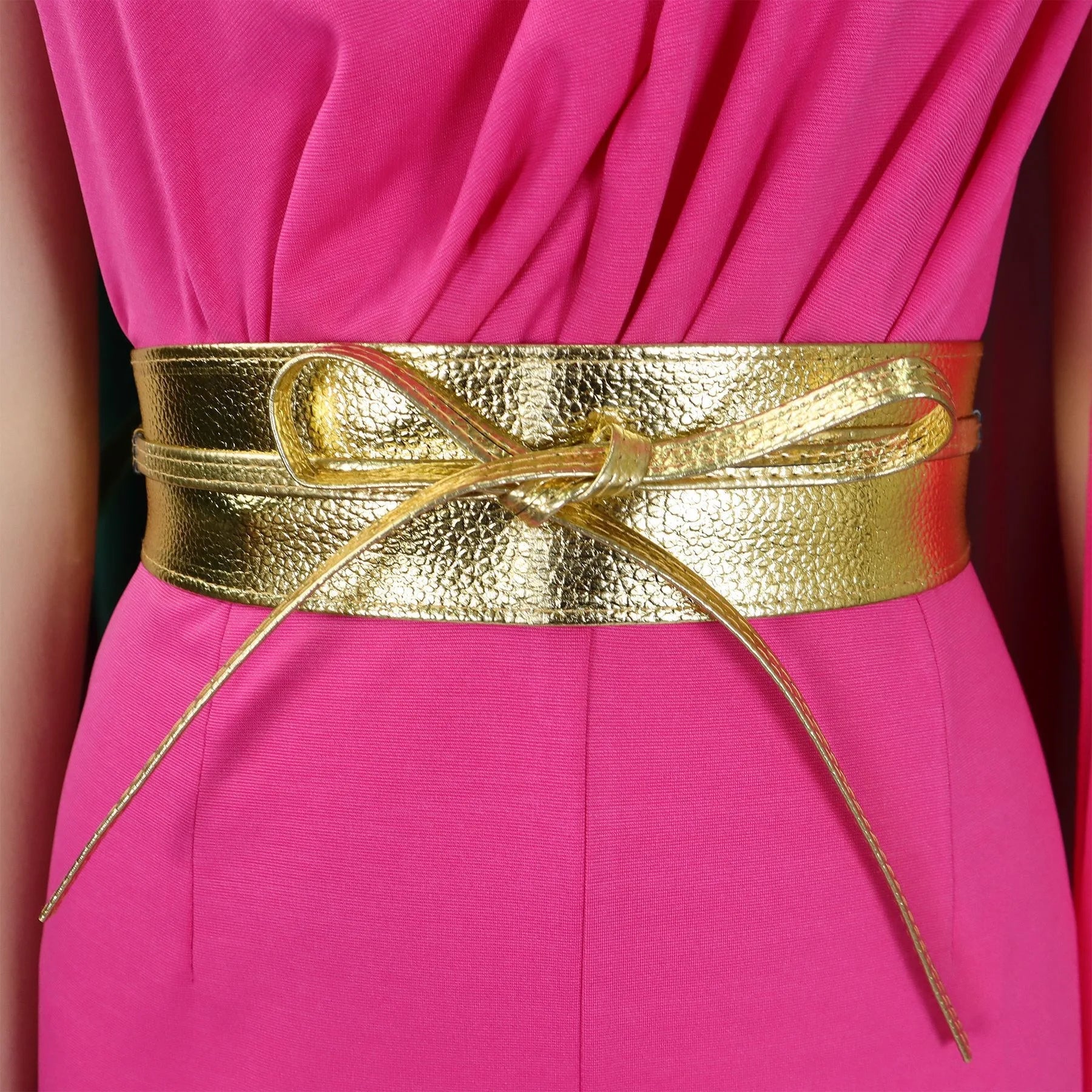 Fashionable full-length jumpsuit for women in solid colour, accentuating the figure with a chic and timeless design.