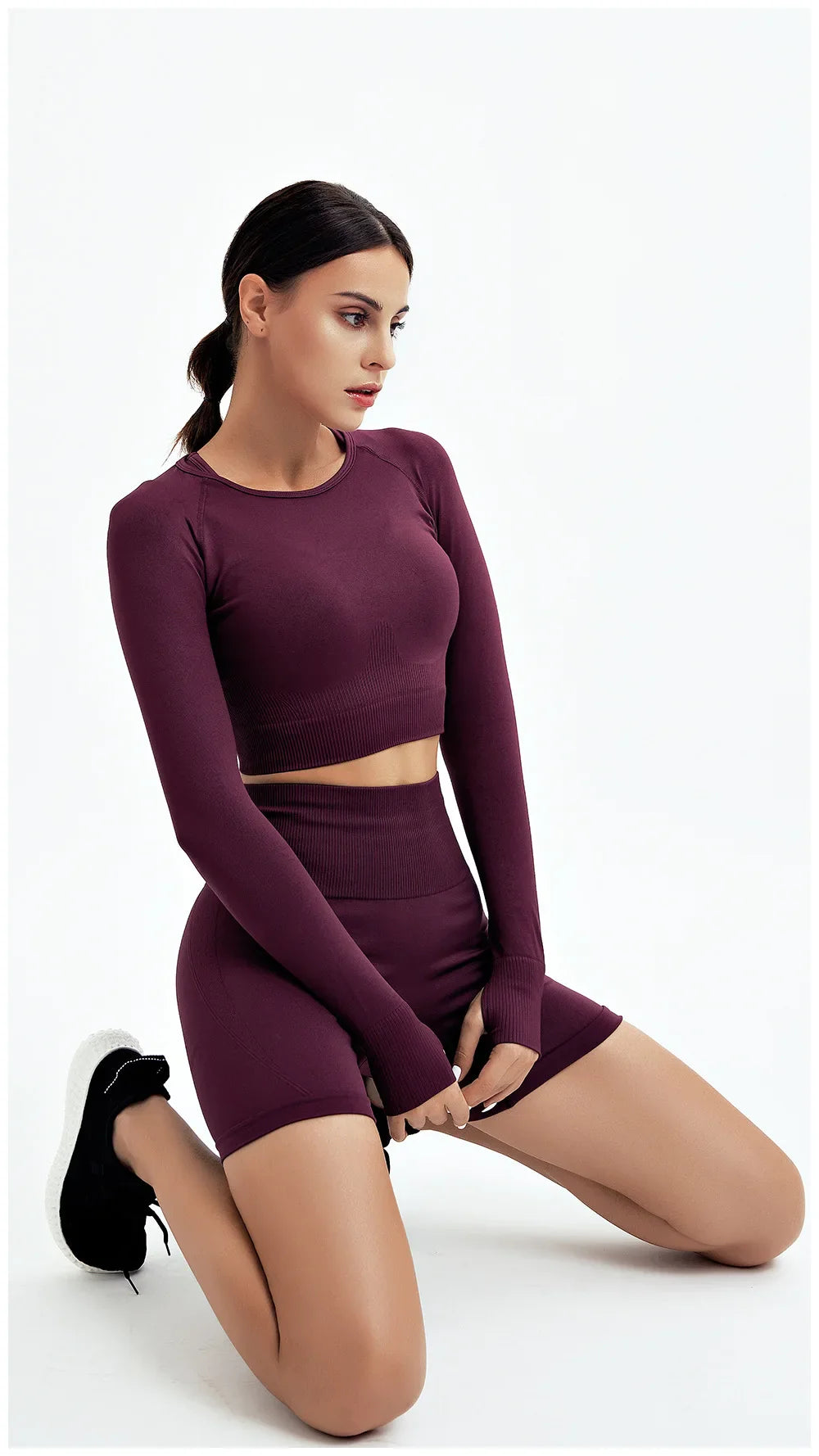 Stylish WAREBALL women's fitness ensemble, seamless and breathable, displayed in a refined wine colour for the fashionable fitness enthusiast.