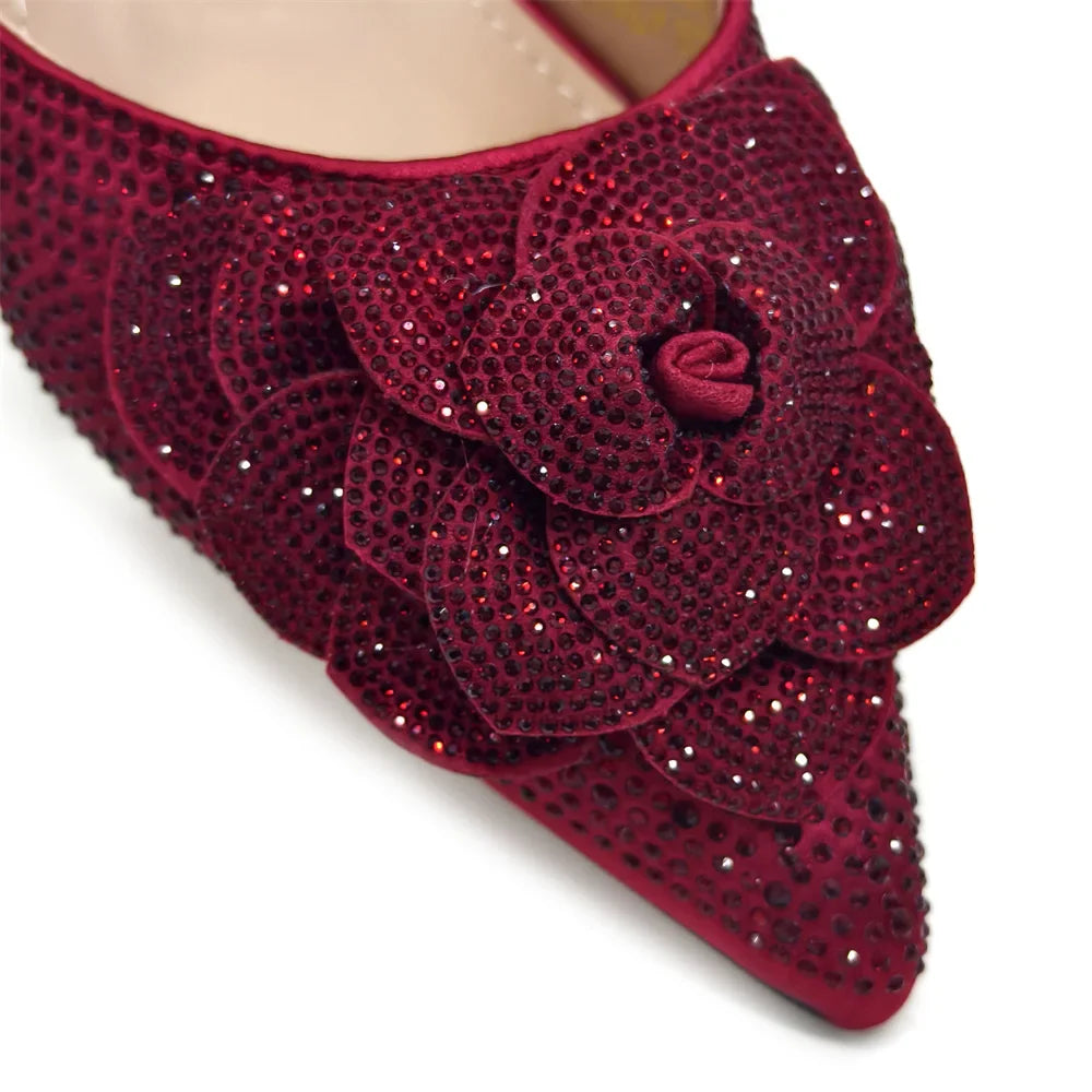 Stylish women's pointed pumps with a comfortable heel height, accompanying a fashionable handbag, perfect for every elegant affair.