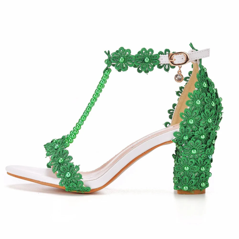 Chic gladiator sandals for women in plus sizes 34-43, designed with a fashionable buckle strap and adorned with intricate lace flowers.