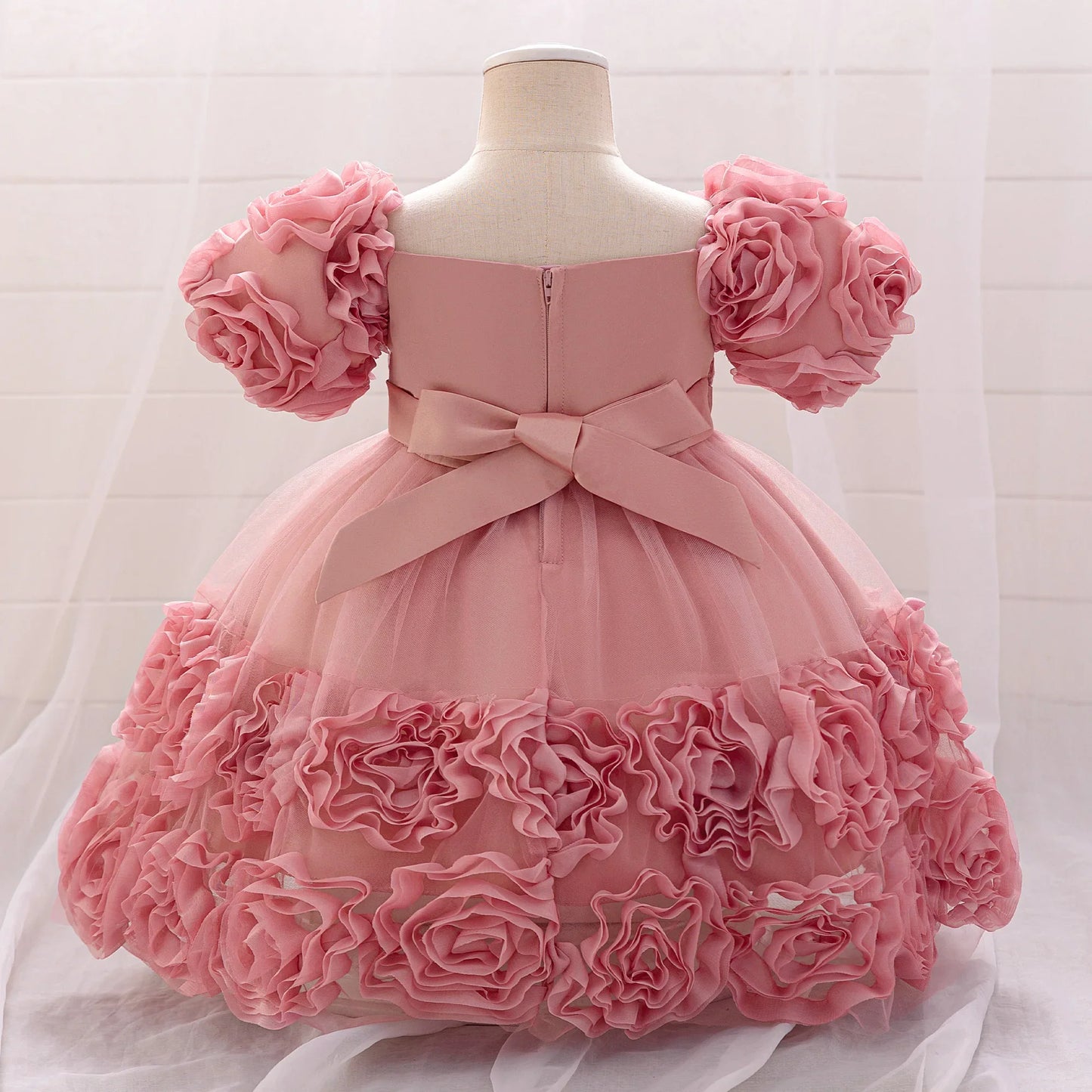 Charming pink tulle gown for girls aged 4-10, perfect for elegant parties and weddings, featuring a stunning ball gown silhouette.