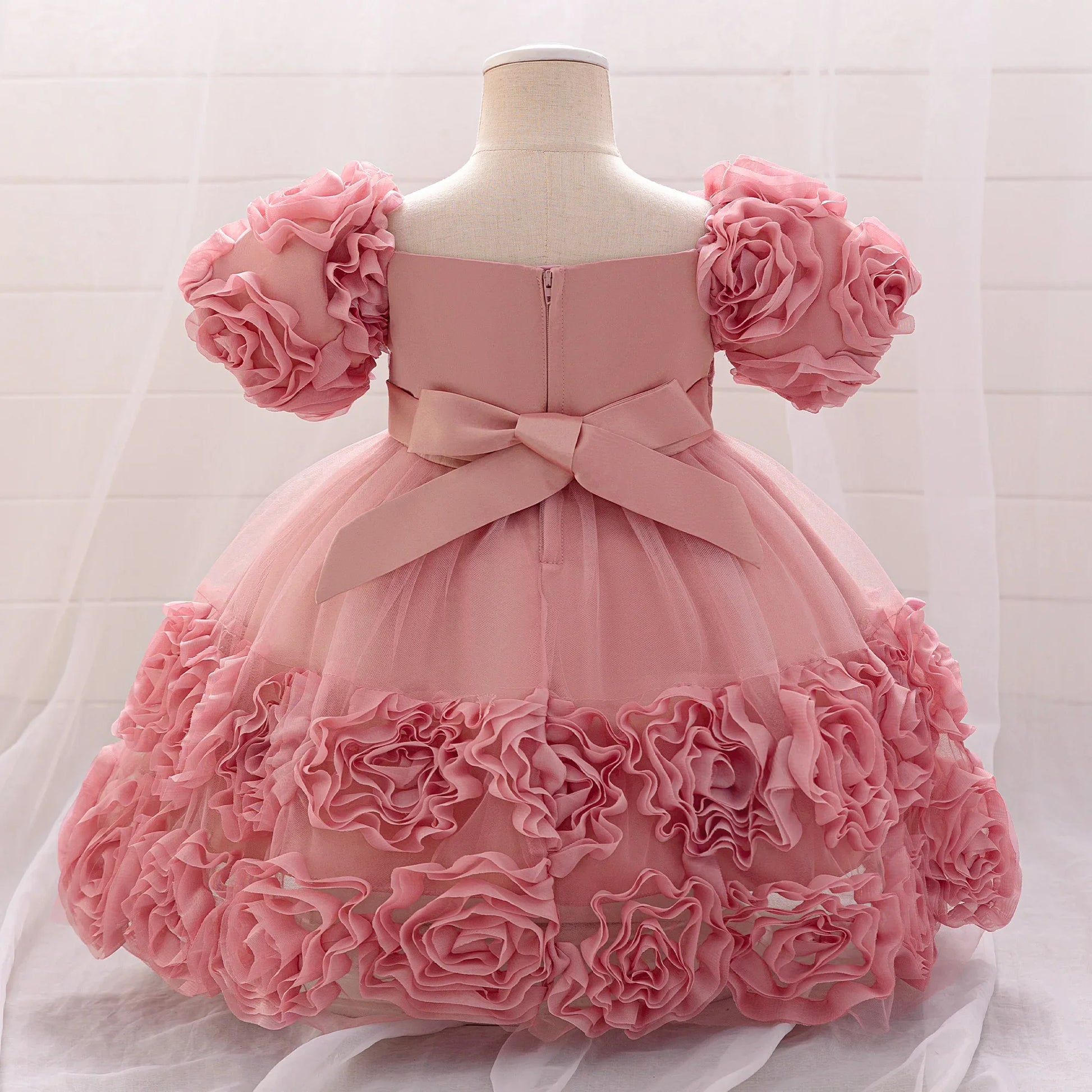 Charming pink tulle gown for girls aged 4-10, perfect for elegant parties and weddings, featuring a stunning ball gown silhouette.
