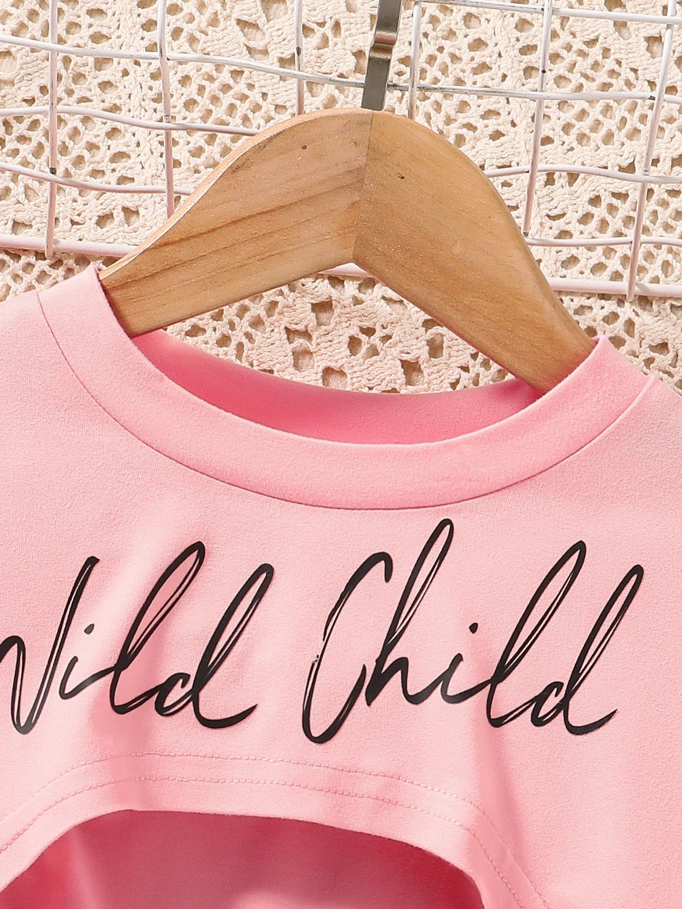 Chic sleeveless sportswear set for girls, age 4-6Y, made of soft and thin polyester, ideal for stylish summer outings and outdoor activities.