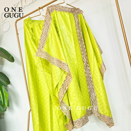 Model showcasing the Plus Size 2 Piece African Bazin Dress Set, designed for comfort and style at weddings and parties.