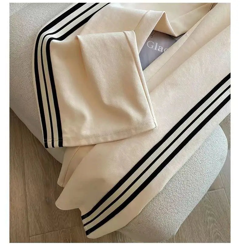 Sophisticated women's sports set in a premium design with wide leg pants and a stunning embroidered coat, ideal for the modern and fashionable woman.