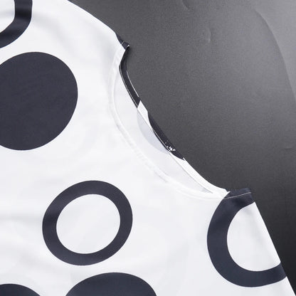 Stylish Muslim caftan in fine satin fabric, ideal for evening events and festivals, highlighting traditional craftsmanship.