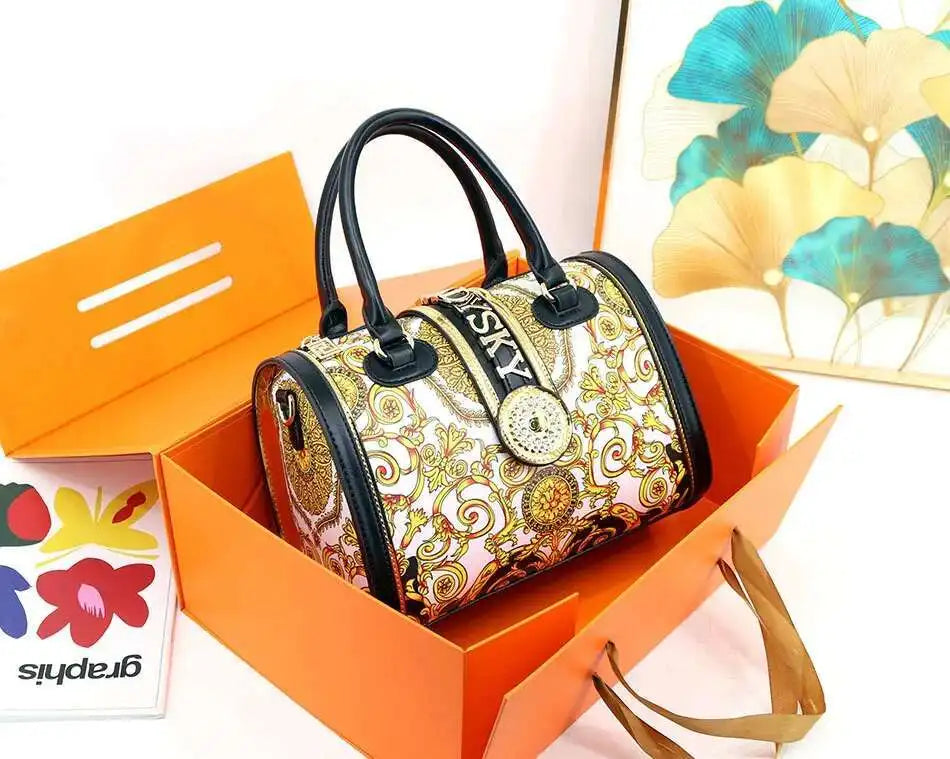 Versatile large-capacity women's handbag, perfect for all seasons, designed in chic animal prints ideal for fashion-forward individuals.