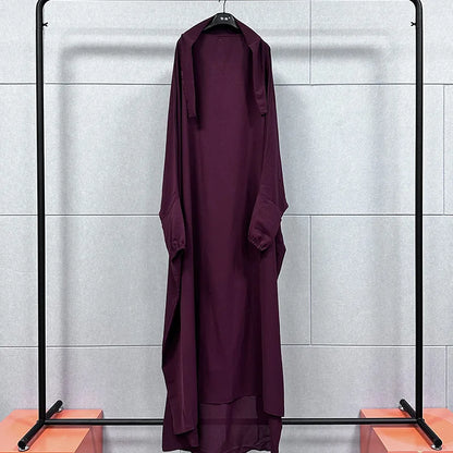 Detailed view of the exquisite craftsmanship of the casual Muslim abaya dress, showcasing its premium polyester material and fashionable design.