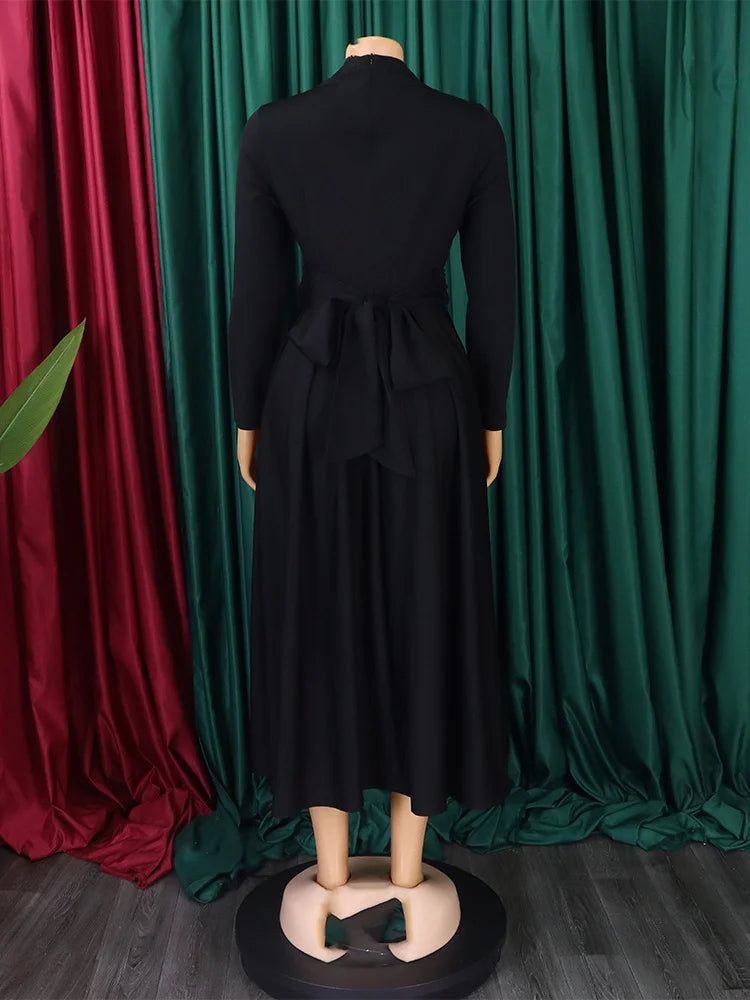 Sophisticated knee-length plus size dashiki dress in a stunning African print, ideal for parties and gatherings.