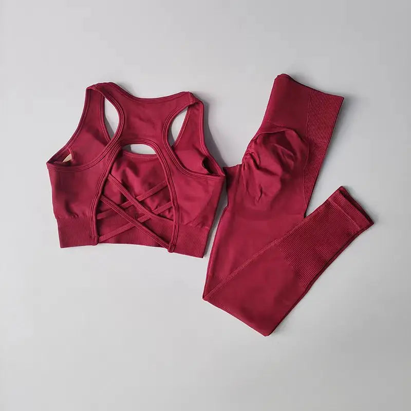 High-quality women's seamless fitness suit showcasing a chic and modern look, perfect for gym and yoga enthusiasts.