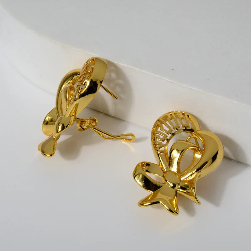 Close-up of the hollow pendant from the copper necklace, showcasing intricate detailing, a stylish choice for women’s wedding accessories.