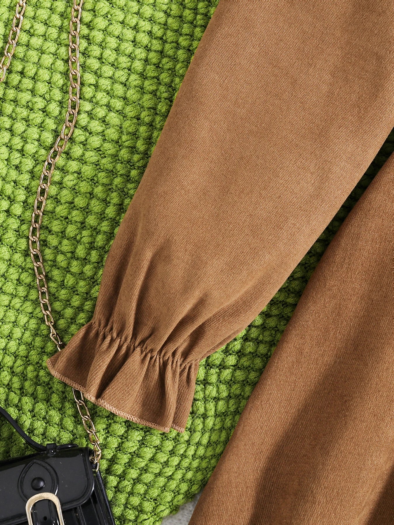 Beautifully crafted girls' pleated dress with a timeless French retro design, complete with a delicate sash for an exquisite fit.