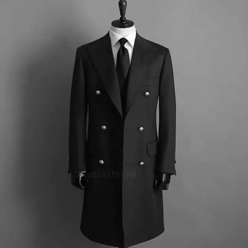 Detail of the notched collar on an elegant double breasted blazer for men, crafted from high-quality wool for autumn and winter wear.