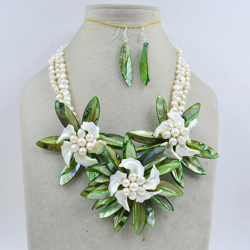 Luxury crystal-embellished shell flower necklace for women, perfect for weddings and special occasions.