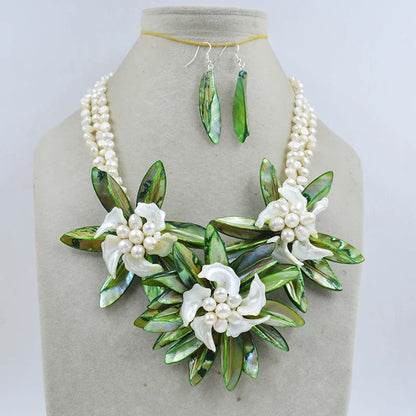 Luxury crystal-embellished shell flower necklace for women, perfect for weddings and special occasions.