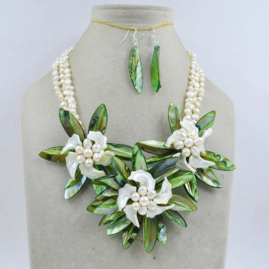 Luxury crystal-embellished shell flower necklace for women, perfect for weddings and special occasions.