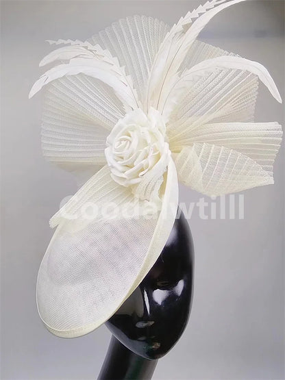 Glamorous flower fascinator headpiece for women, the perfect accessory to elevate your look at weddings, cocktails, and dinner parties.