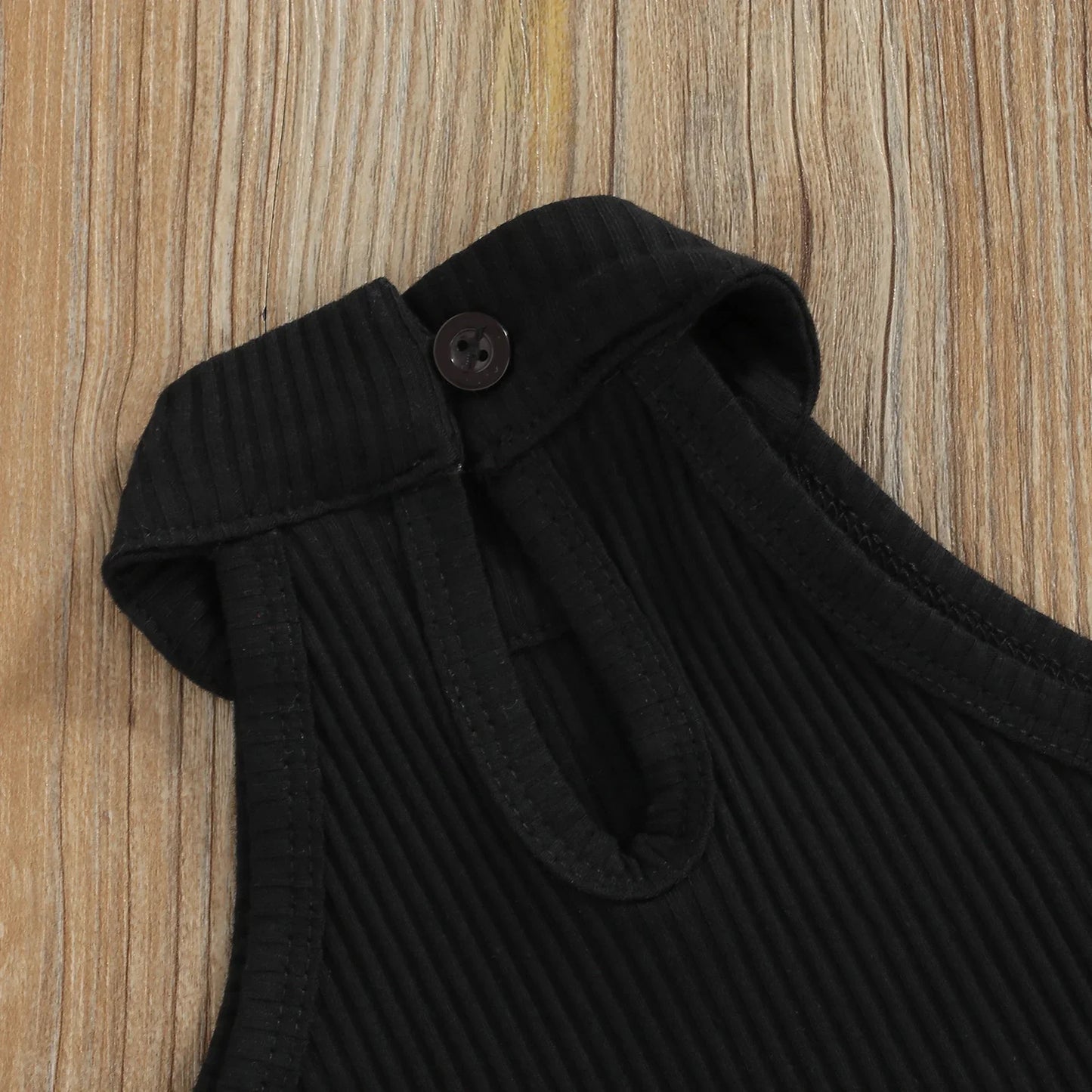 Elegant girls 3-piece summer clothing set featuring a sleeveless halter top, tailored shorts, and a chic waist bag for toddlers aged 1-3 years.