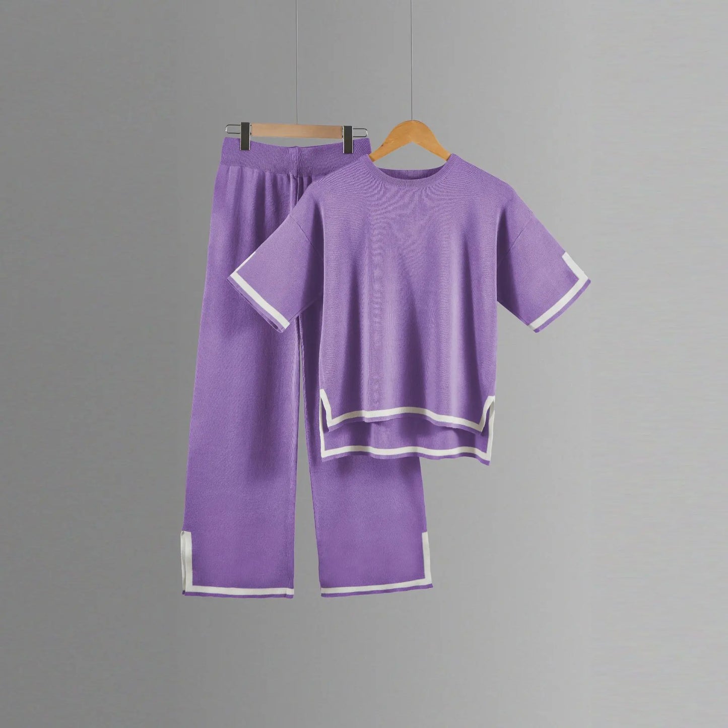 Elegant women's knitted trouser suit featuring wide-leg pants and a short-sleeved pullover, perfect for sophisticated spring and summer occasions.