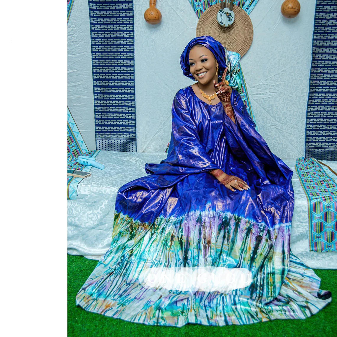 Stylish shawl accompanying the luxurious blue Dashiki Bubu dress, crafted in soft cotton with stunning embroidery lace accents.