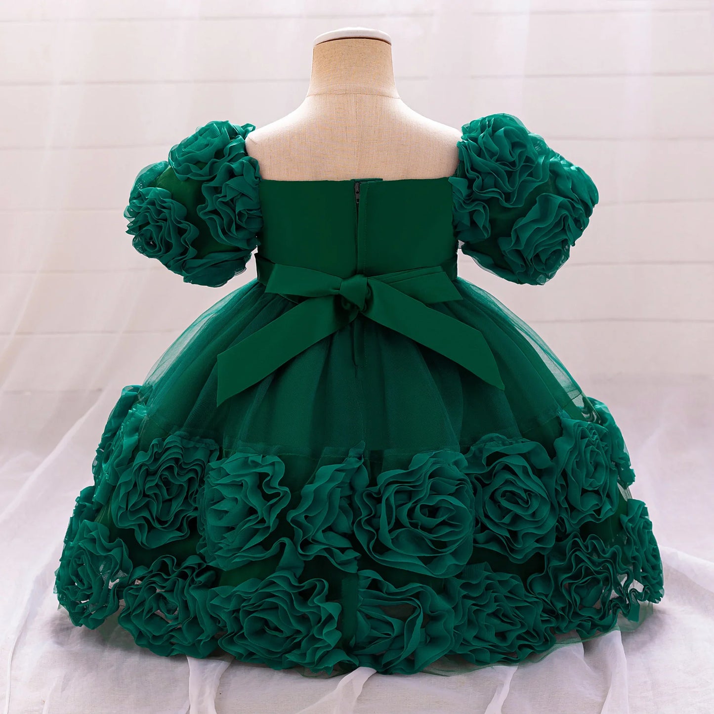 Luxurious ball gown for girls aged 4-10, adorned with beautiful flower appliques, perfect for creating memorable moments at parties.