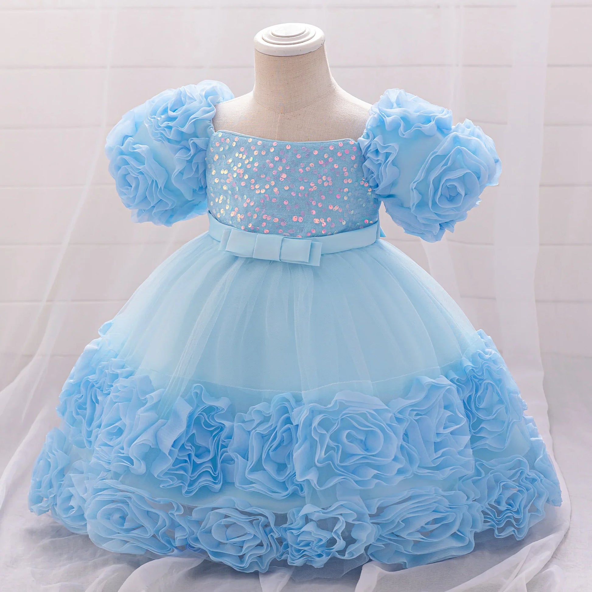 Charming tulle gown for young girls aged 4-10, adorned with beautiful floral appliques for a luxurious party attire.