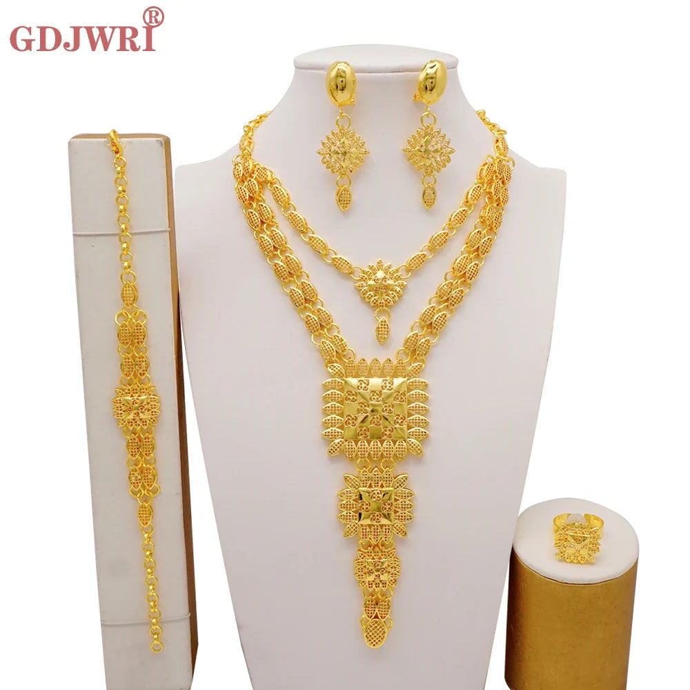 Gorgeous bridal jewelry set for women in Dubai gold colour, showcasing a statement necklace adorned with intricate patterns.