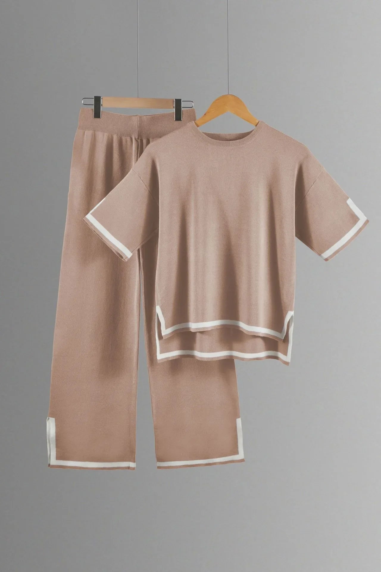 Luxurious women's knitted two-piece suit featuring wide-leg trousers and a chic short-sleeved pullover, perfect for spring and summer elegance.