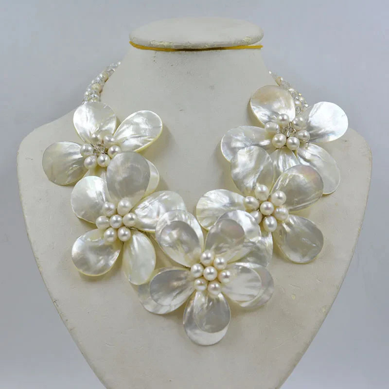 Elegant trendy shell flowers wedding necklace showcasing a crystal-embellished design, ideal for brides.