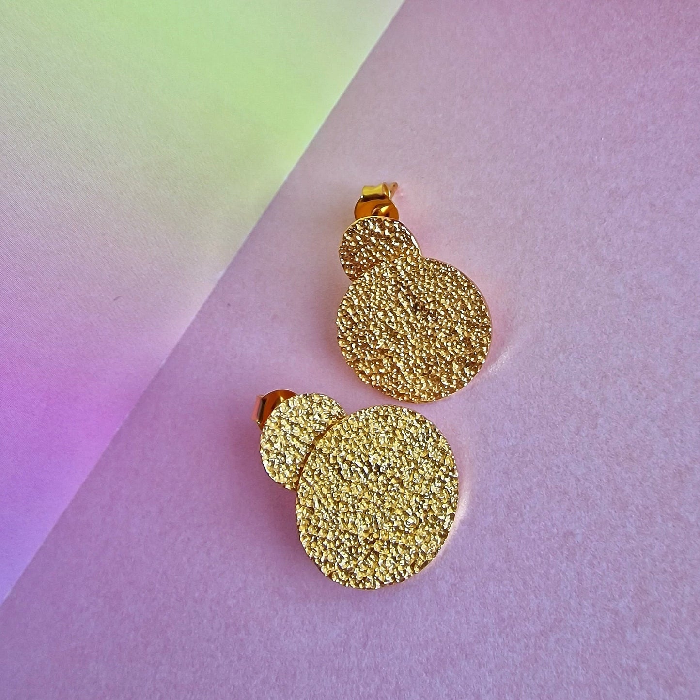 Gold textured link stud