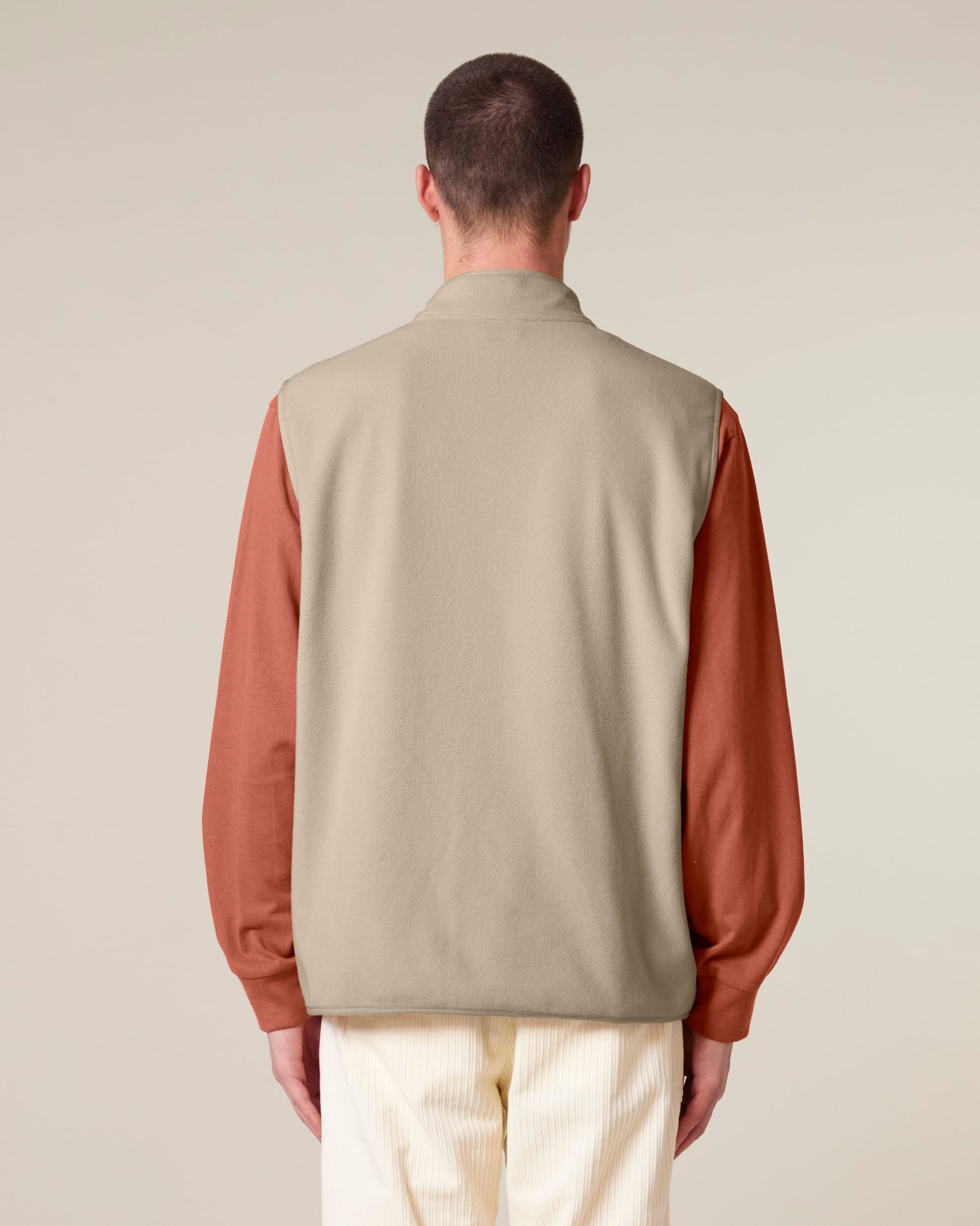 Close-up of the luxurious fabric of the men's sleeveless fleece jacket made from 100% recycled polyester, combining comfort and sustainability.