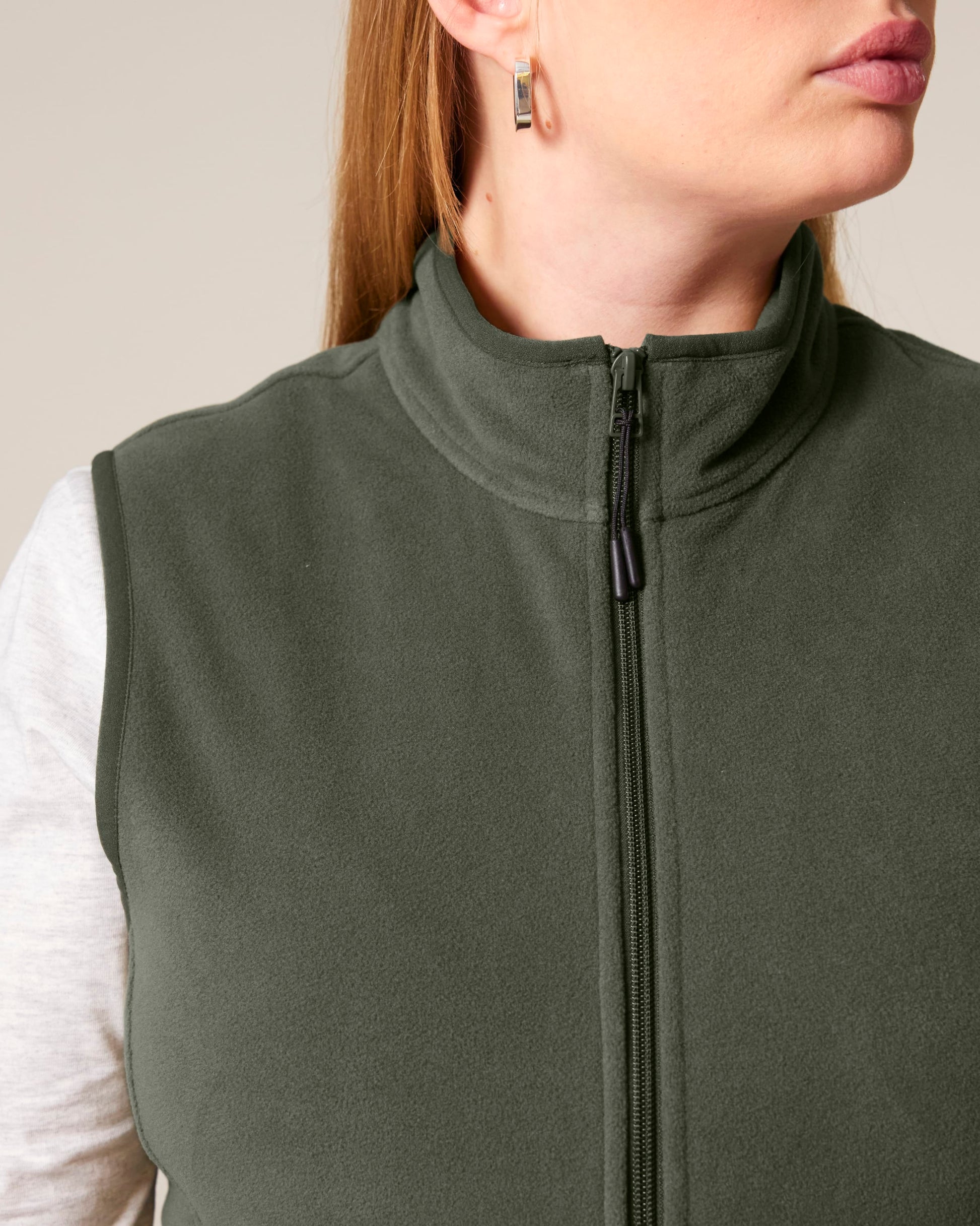 Elegant sleeveless jacket for women, designed for freedom of movement, made from eco-friendly polar fleece produced from post-consumer plastic bottles.