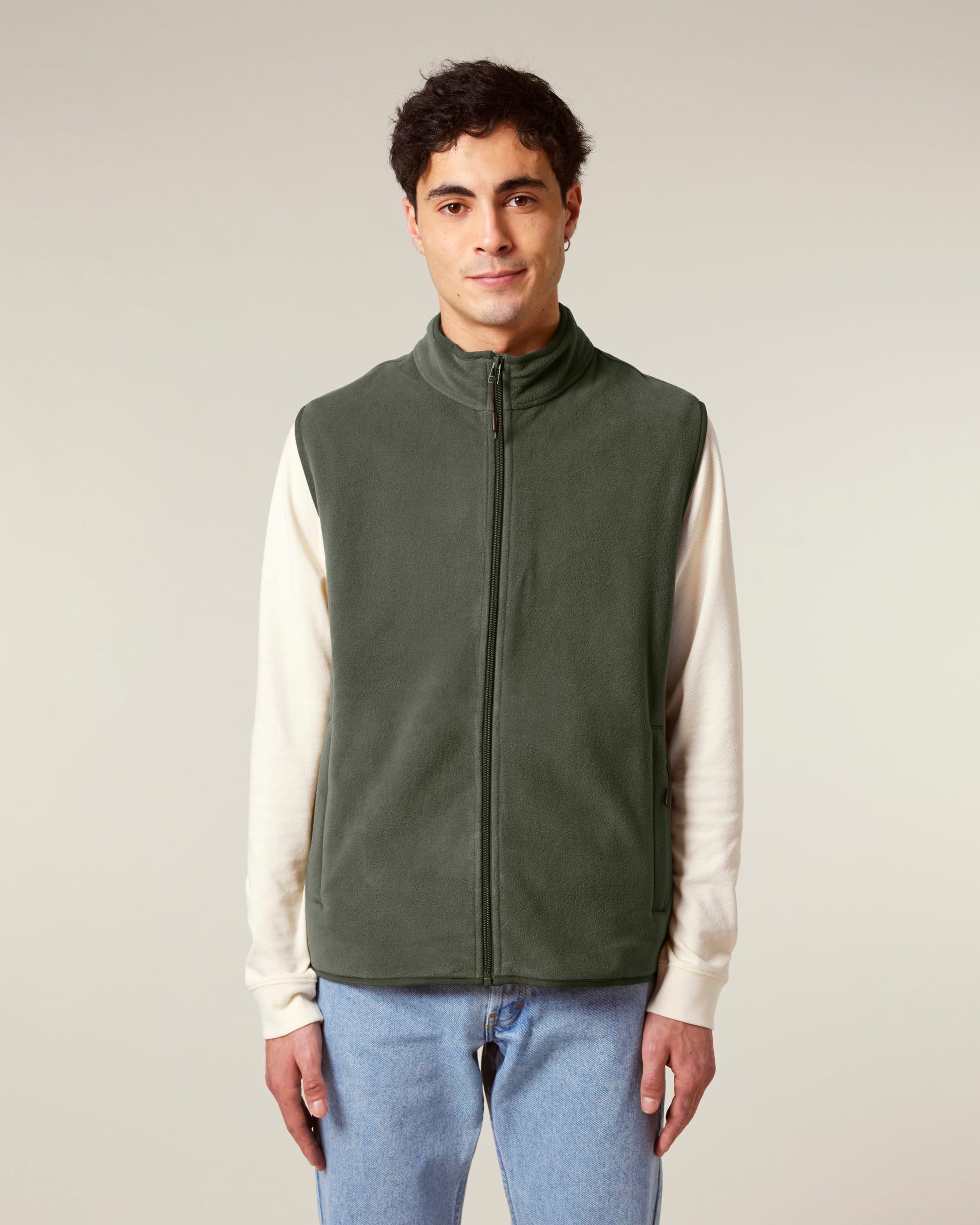 Men's recycled fleece bodywarmer sleeveless jacket ideal for sustainable fashion on chilly days, featuring a modern fit and eco-friendly materials.