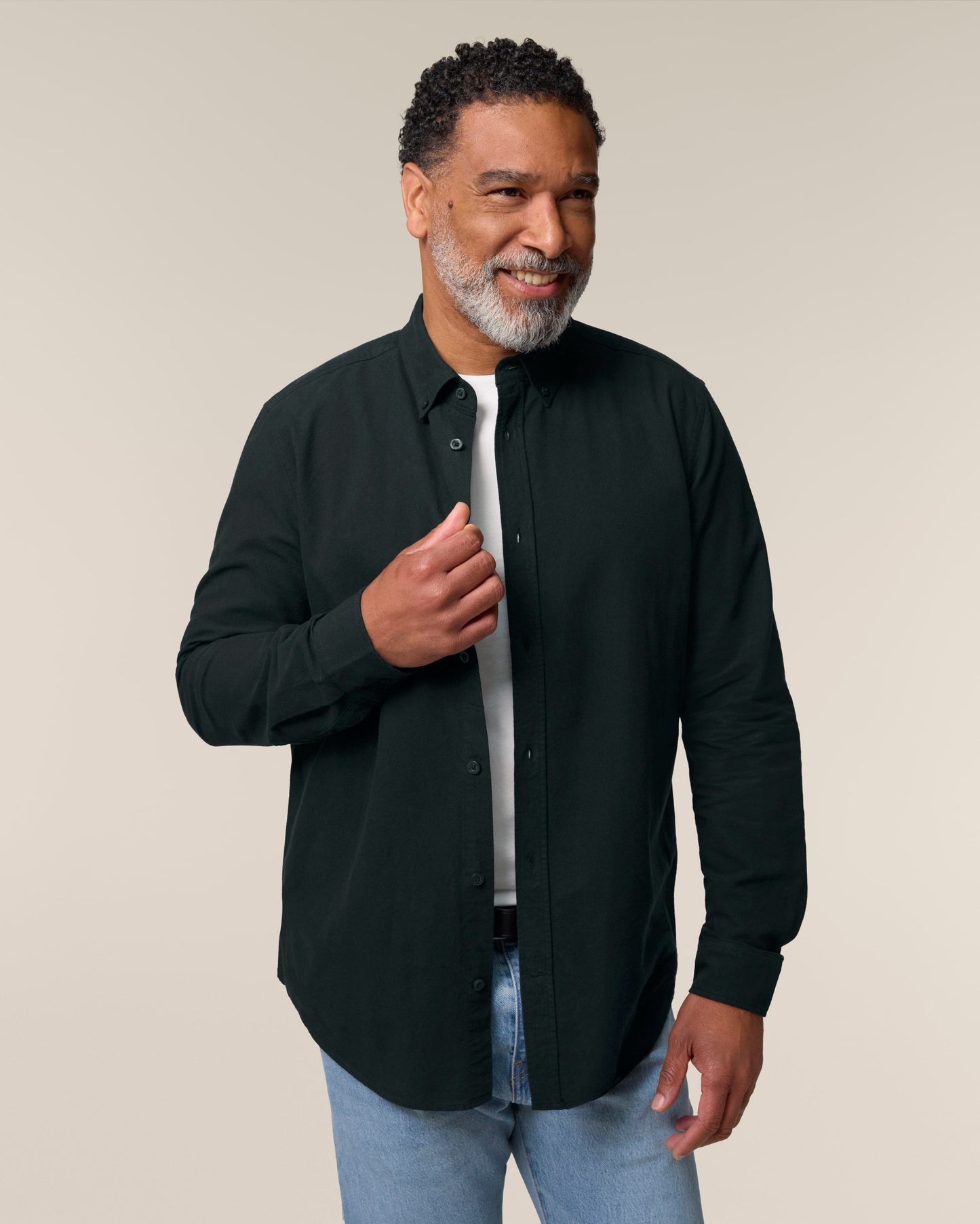 Close-up of the refined details of the Men's Organic Cotton Oxford Long Sleeve Shirt, showcasing its classic fit and high-quality organic cotton craftsmanship.