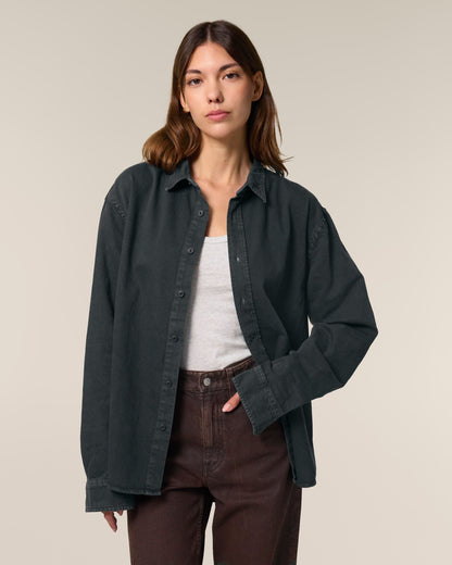 Fashionable pairing of the 100% organic cotton heavy relaxed shirt with a casual outfit, exemplifying versatile elegance.