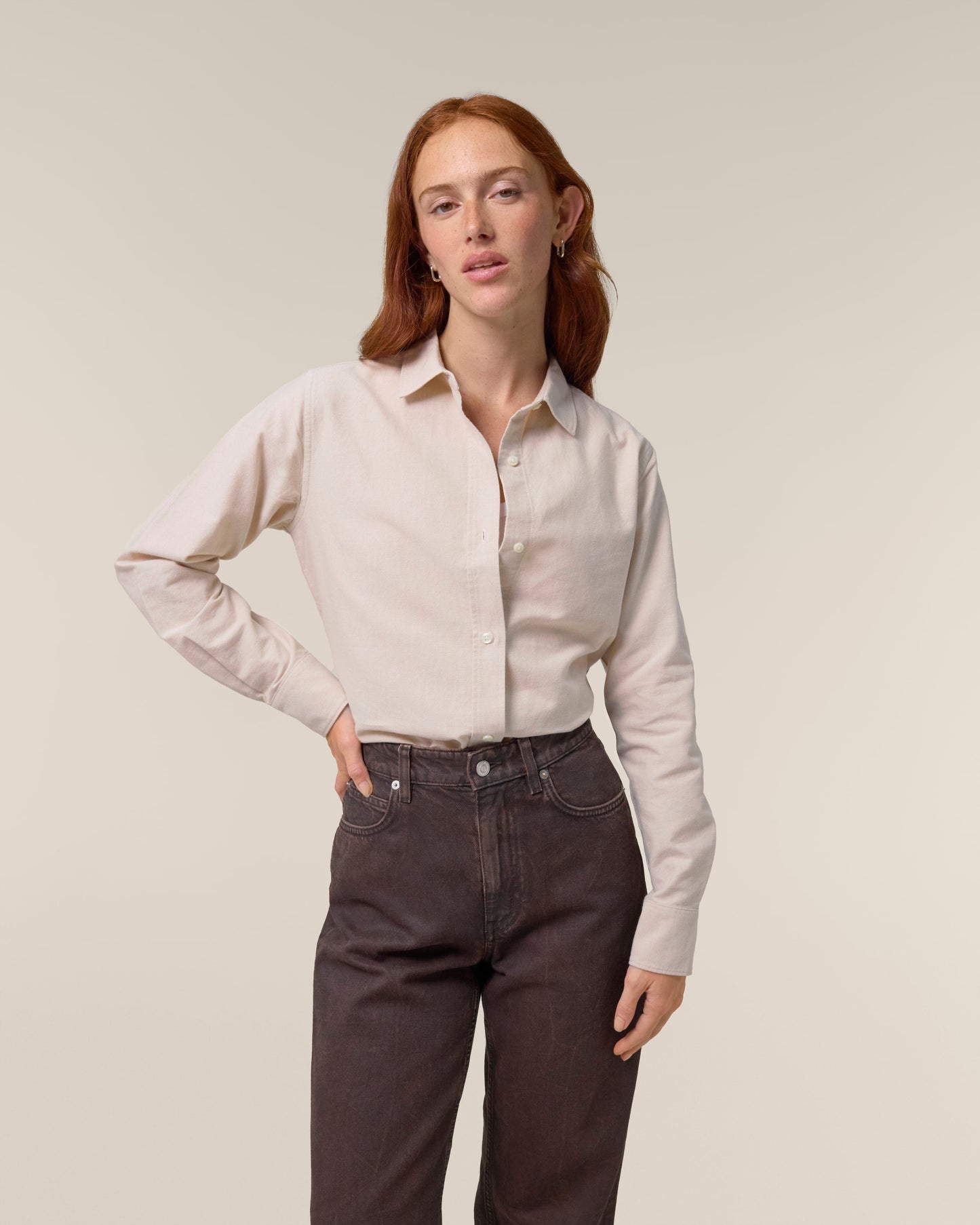 Elegant womens organic cotton oxford long sleeve shirt in a luxurious tailored fit, perfect for both professional and casual occasions.
